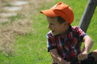 Lachendes Kind auf Trettraktor | Metzgerbauernhof
